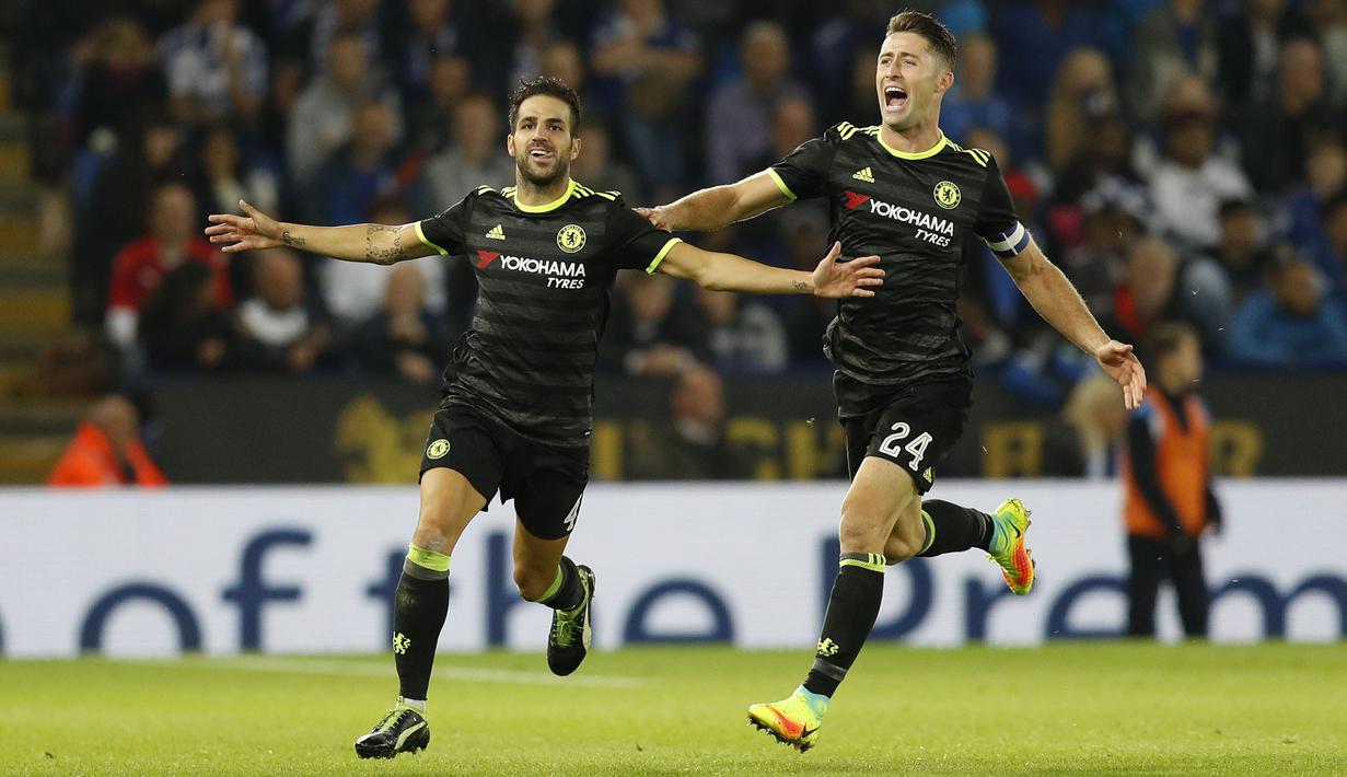 Pemain Chelsea, Cesc Fabregas (kiri) merayakan golnya bersama Gary Cahill saat melawan Leicester City pada putaran ketiga Piala Liga Inggris di Stadion King Power, (21/9/2016) dini hari WIB. (Reuters/Darren Staples)