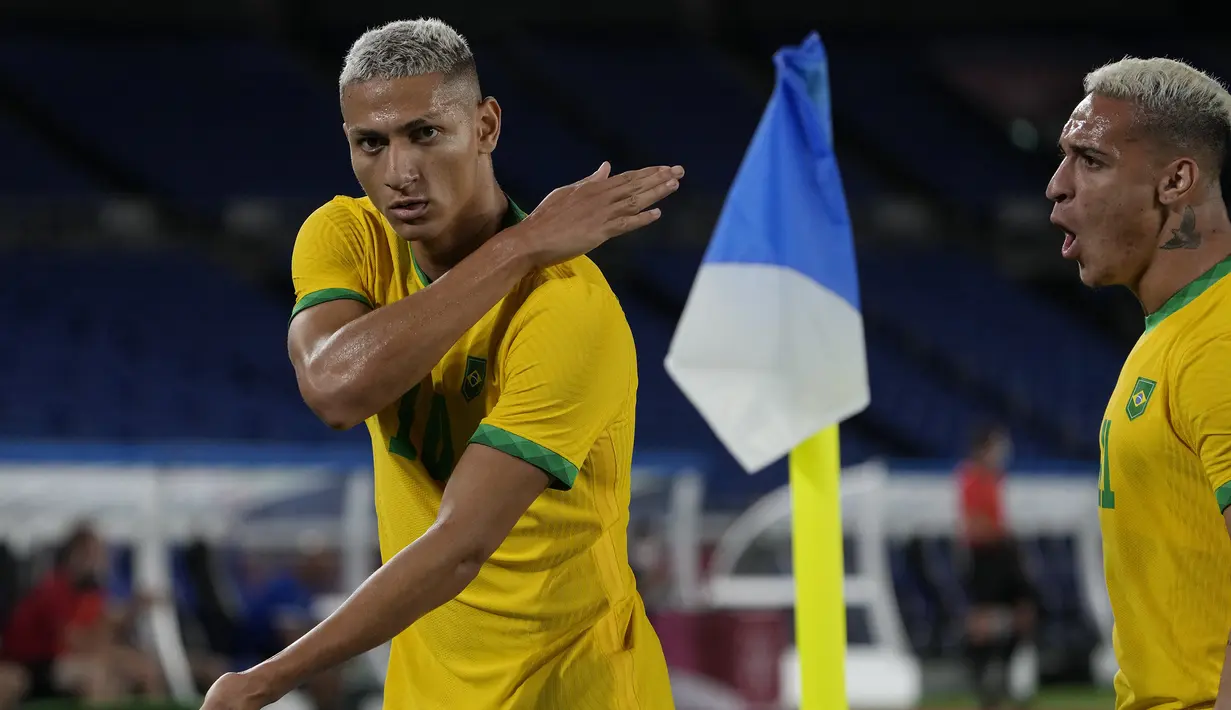 Brasil mengawali langkahnya untuk mempertahankan medali emas cabang sepak bola di Olimpiade Tokyo 2020 dengan hasil positif usai menang 4-2 atas Jerman. Striker Everton, Richarlison menjadi bintang dengan 3 golnya yang sempat membawa Brasil unggul 3-0. (Foto: AP/Kiichiro Sato)