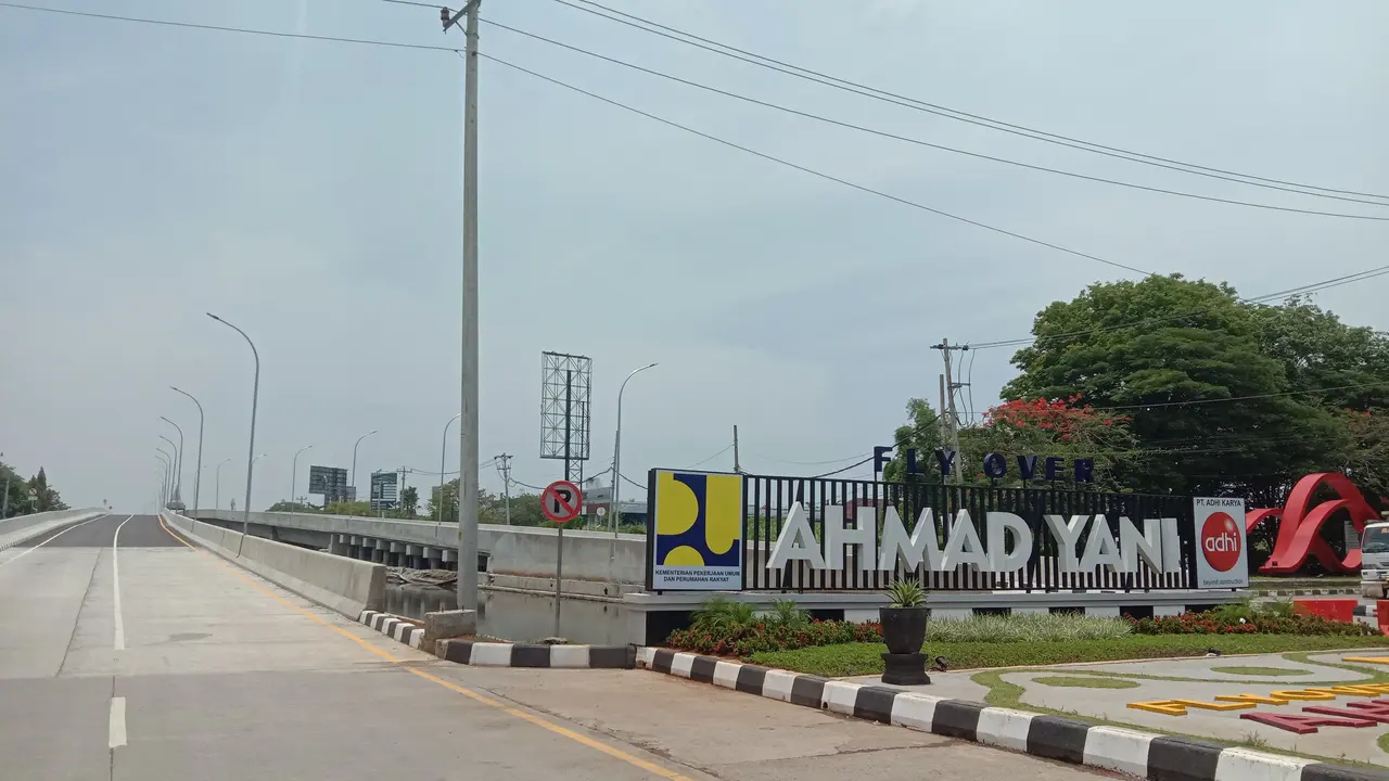 Kementerian PUPR telah menyelesaikan pembangunan Flyover Ahmad Yani yang menghubungkan Jalan Madukoro dengan Bandara Ahmad Yani, Semarang, Jawa Tengah.