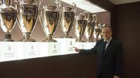 Florentino Perez berdiri di lemari trofi Real Madrid. (AFP/Javier Soriano)