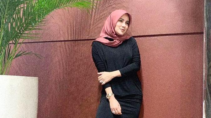Sebelum hari Raya Idul Firtri tiba, Olla Ramlan masih belum mengenakan hijab. Kemudian tepat di tanggal 23 Mei, Olla terlihat mengunggah foto yang menunjukkan dirinya sedang mengenakan hijab. (Liputan6.com/ollaramlanaufar)
