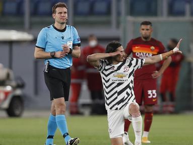 Striker Manchester United, Edinson Cavani melakukan selebrasi usai mencetak gol pertama timnya ke gawang AS Roma dalam laga leg kedua semifinal Liga Europa 2020/2021 di Olimpico Stadium, Roma, Kamis (6/5/2021). Manchester United kalah 2-3 dari AS Roma. (AP/Alessandra Tarantino)