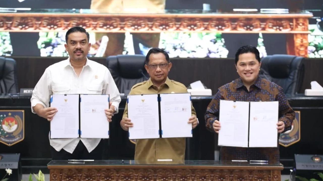 Penandatanganan MoU antara Kemendagri, Kemenpora dan Kementerian UMKM tentang Sinergi Pengelolaan dan Pemanfaatan Sarpras Olahraga Pusat dan Daerah