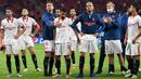 Pemain Sevilla tampak kecewa usai dikalahkan Bayern Munchen pada laga Piala Super Eropa di Puskas Arena, Budapest, Jumat (25/9/2020) dini hari WIB. Sevilla kalah 1-2 oleh Bayern Munchen. (AFP/Tibor Illyes/pool)