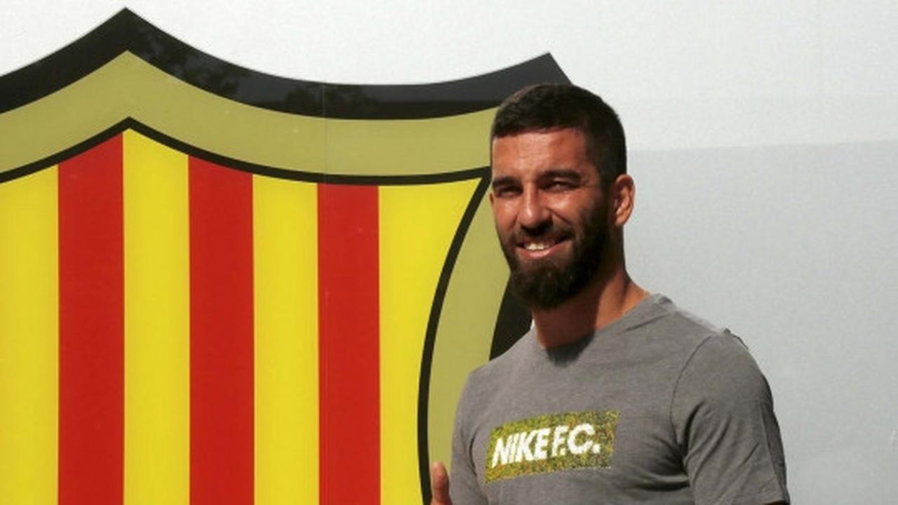Wajah semringah Arda Turan tiba di markas Barcelona