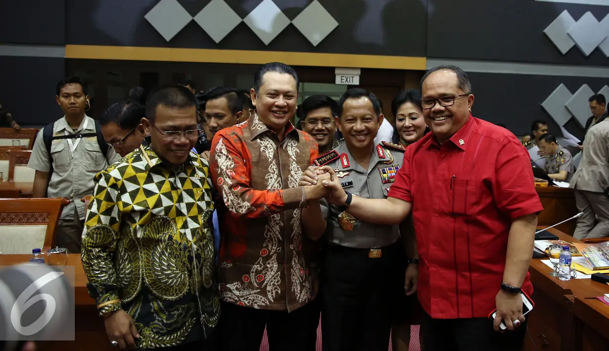 Kapolri Jenderal Tito Karnavian bersalaman dengan Ketua Komisi III Bambang Soesatyo (kedua kiri), Anggota Komisi III Junimart Girsang (kanan), seusai rapat dengan Komisi III di Gedung Parlemen Senayan, Jakarta, Senin (5/12). (Liputan6.com/Johan Tallo)
