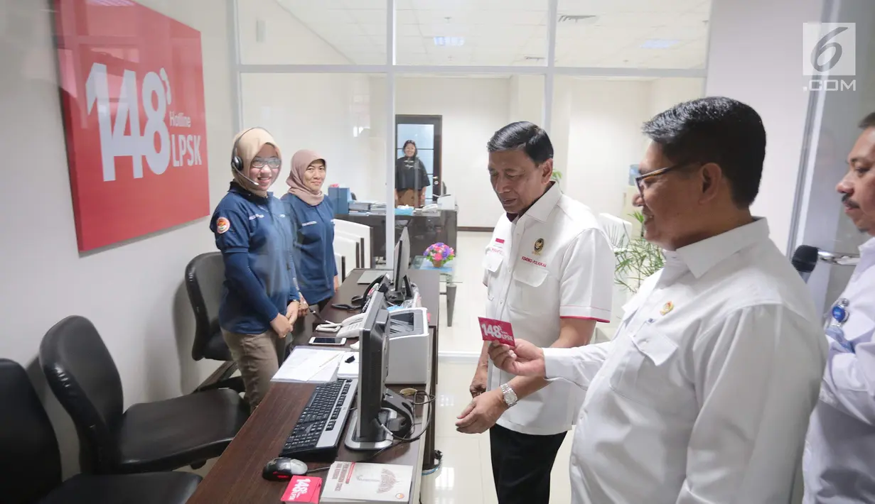 Menko Polhukam Wiranto meninjau fasilitas pada peresmian gedung baru Lembaga Perlindungan Saksi dan Korban (LPSK) di Jakarta, Kamis (6/9). Dalam acara itu, Wiranto juga memberikan kompensasi ke korban tindak pidana terorisme. (Liputan6.com/Faizal Fanani)