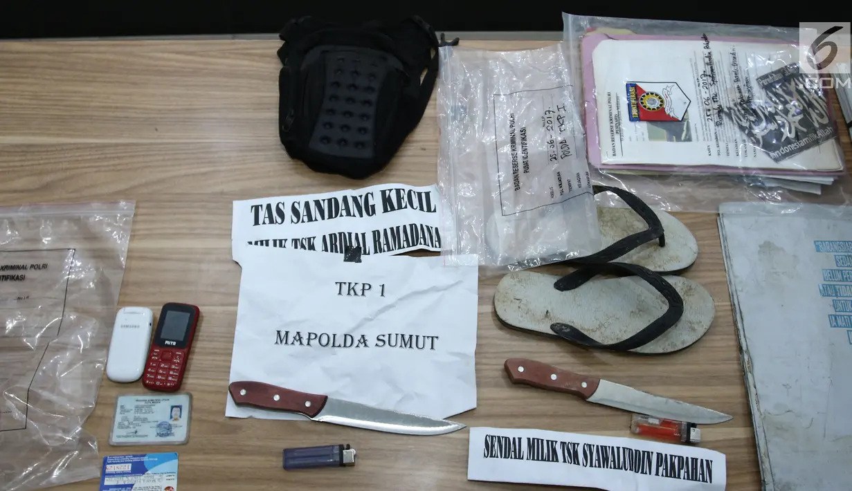 Barang bukti kasus penyerangan Mapolda Sumatra Utara (Sumut)  dalam jumpa pers di Mabes Polri, Jakarta Selatan, Jumat (30/6). Pelaku berinisial SP merupakan mantan teroris yang pernah tinggal selama enam bulan di Suriah (Liputan6.com/Herman Zakharia)