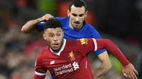 Gelandang Liverpool, Alex Oxlade-Chamberlain membawa bola dari kejaran bek Chelsea, Davide Zappacosta saat bertanding pada lanjutan Liga Inggris di Stadion Anfield, Inggris (25/11). Liverpool bermain imbang 1-1 atas Chelsea. (AFP Photo/Paul Ellis)