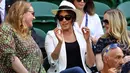 Meghan Markle (tengah) menyaksikan sahabatnya yang juga petenis AS Serena Williams melawan Kaja Juvan dari Slovakia pada babak kedua Wimbledon di All England Lawn Tennis Club, London, Kamis (4/7/2019). Meghan Markle tampil dalam balutan tank top dan jeans dengan blazer sebagai luaran (GLYN KIRK/AFP)