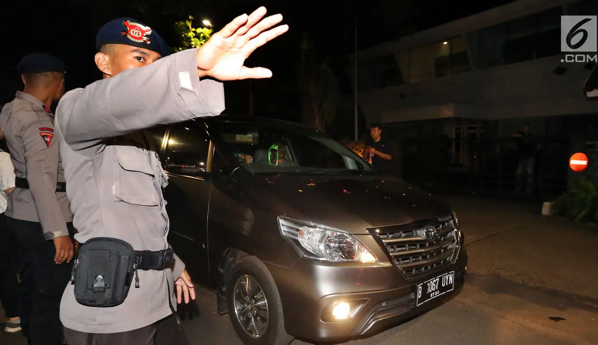 Mobil yang membawa penyidik KPK meninggalkan rumah Ketua DPR Setya Novanto di Kebayoran Baru, Jakarta, Kamis (16/11) dini hari. Para penyidik KPK meninggalkan kediaman Novanto dengan menggunakan sepuluh mobil Toyota Innova. (Liputan6.com/Johan Tallo)