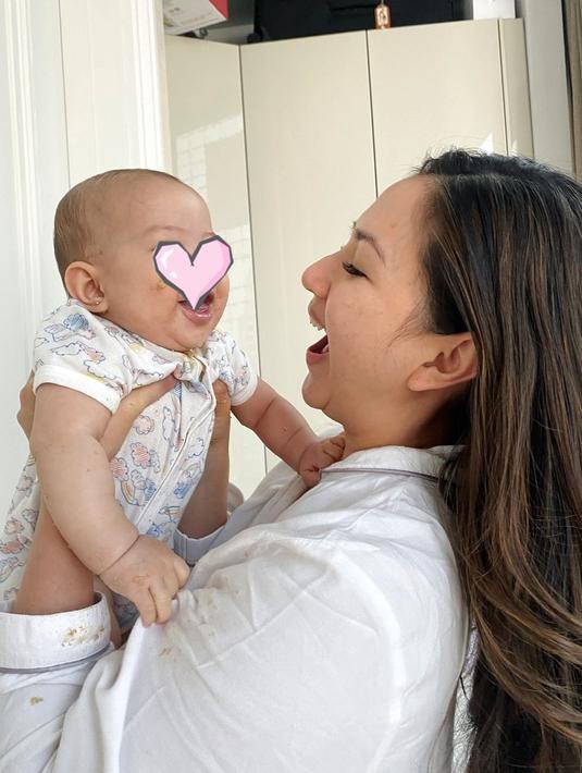 Sejak Kyarra lahir, Jessica Mila memilih untuk fokus mengurus buah hatinya dan menepi sejenak dari dunia sinetron. Nikmati peran sebagai seorang ibu selama 6 bulan, kebahagiaan terpancar jelas di wajah Mila ketika menggendong Kyarra. Meski bajunya kotor karena makanan Kyarra, artis berusia 32 tahun ini menikmati momen MPASI pertama buah hati tercintanya. (Liputan6.com/IG/jscmila)