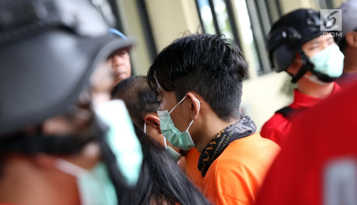 Penyanyi Januarisman Runtuwene saat rilis penyalahgunaan narkoba di Mapolres Pelabuhan Tanjung Priok, Jakarta, Rabu (16/1). JR ditetapkan sebagai tersangka setelah ditangkap  saat mengkonsumsi narkoba di sebuah apartemen. (Liputan6.com/Helmi Fithriansyah)