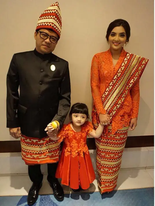 "Pengajian mendoakan, semoga almarhum diterima di sisi Allah mendapat tempat terbaik. Artinya di surga dan dijauhkan dari siksa kubur dan api neraka itu doa dari anak-anak insya Allah bisa sampai," ucap Ashanty. (Instagram/ashanty_ash)