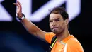 Petenis Spanyol Rafael Nadal melambaikan tangan saat meninggalkan Rod Laver Arena menyusul kekalahannya atas petenis Amerika Serikat Mackenzie McDonald pada putaran kedua kejuaraan tenis Australian Open di Melbourne, Australia, Rabu (18/1/2023). Rafael Nadal harus tersingkir dari Australian Open 2023 setelah ia mengalami cedera dan kemudian takluk 4-6, 4-6, 5-7 dari petenis Amerika Serikat MacKenzie McDonald. (AP Photo/Asanka Brendon Ratnayake)