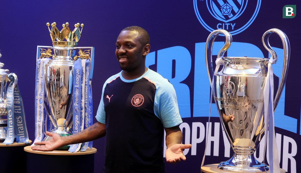 <p>Mantan pemain Manchester City, Shaun Wright-Phillips, berfoto di depan trofi yang diraih The Citizen musim lalu. Trofi tersebut dipamerkan di hadapan media, di Hotel Double Three Jakarta, Indonesia, Kamis (28/9/2023). (Bola.com/M Iqbal Ichsan)</p>