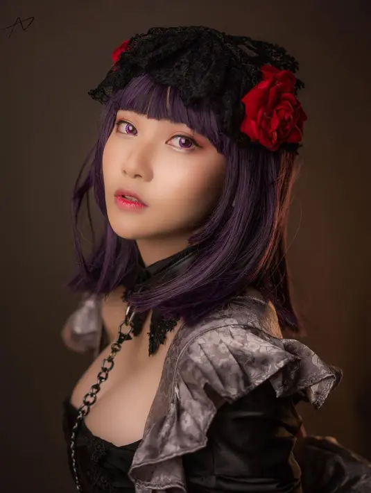 Ia kini menjadi model cosplay, memerankan beberapa karakter di anime atau manga Jepang. (Instagram @angela.yuw)