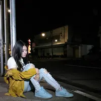 Via Vallen, bukan hanya terkenal dengan suaranya yang merdu, namun penampilannya juga yang bergaya ala cewek-cewek Korea yang selalu memikat para fansnya. Selain itu, Via juga pandai memadu padankan koleksi ripped jeansnya. (Instagram/viavallen)