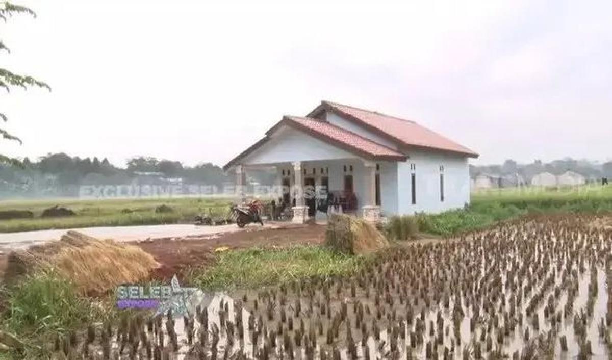 Beginilah wujud kediaman sang penyanyi terkenal dengan lagu "Lagi Syantik" di kota asalnya, Bekasi, Jawa Barat.