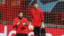 Kiper Paris Saint Germain Gianluigi Buffon (tengah) berlatih di Old Trafford, Manchester, Inggris, Senin (11/2). PSG akan menghadapi Manchester United (MU) pada 16 besar Liga Champions. (Martin Rickett/PA via AP)