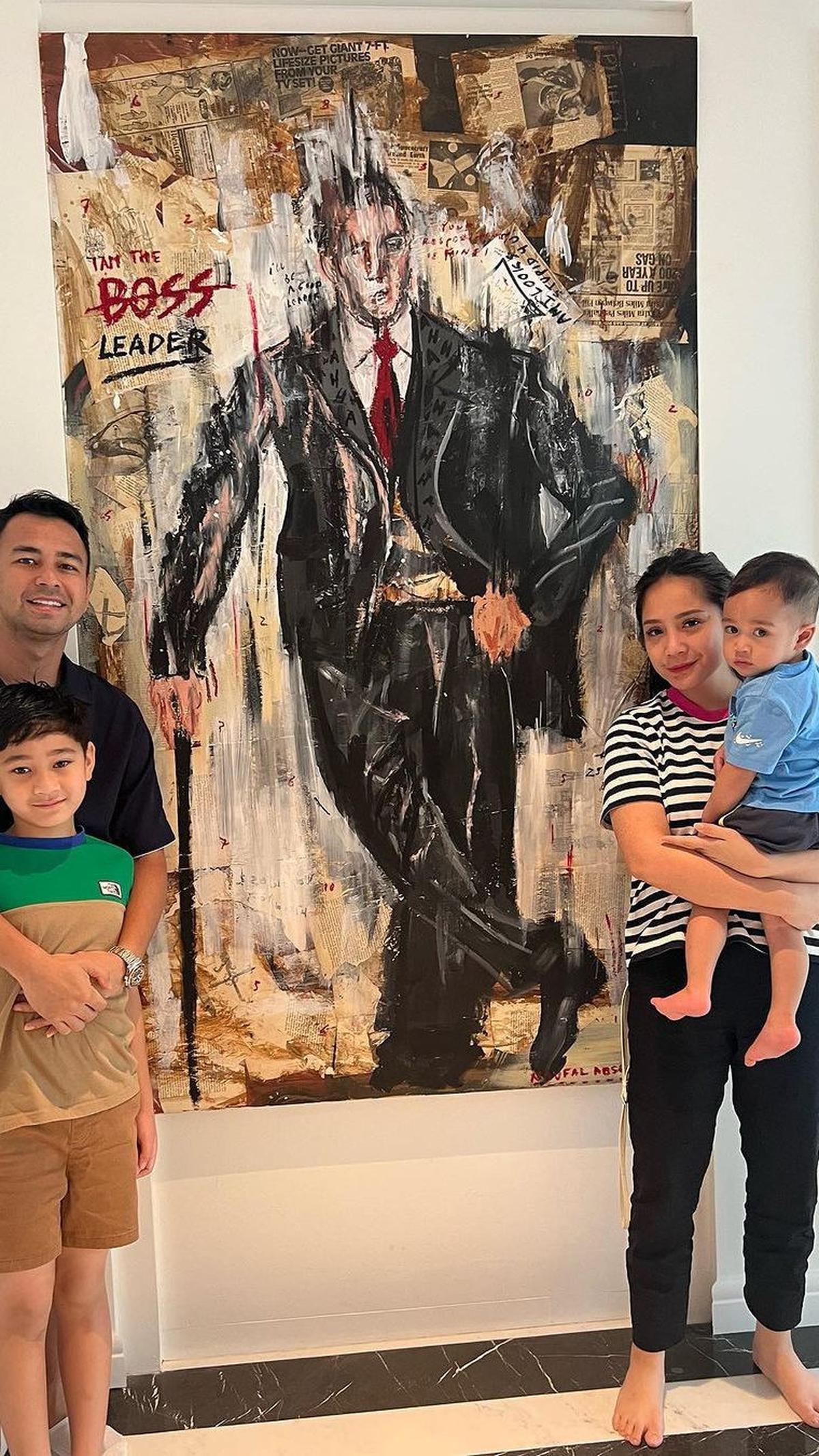 Raffi Ahmad bersama anak dan istrinya.