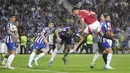 Bola sepakan corner Eriksen sukses ditanduk Harry Maguire menjadi gol. Skor berubah 3-3 dan menjadi hasil akhir pertandingan. (AP Photo/Luis Vieira)