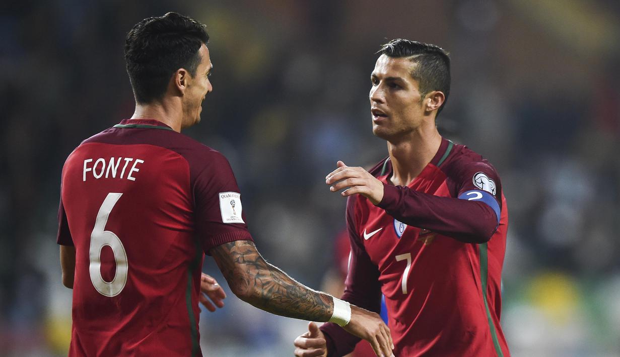 Cristiano Ronaldo (kanan) merayakan gol bersama rekannya Jose Fonte  saat melawan Andorra pada kualifikasi Piala Dunia 2018 di Municipal de Arouca stadium, Aveiro, Sabtu (8/10/2016) dini hari WIB. (AFP/Patricia De Melo Moreira)