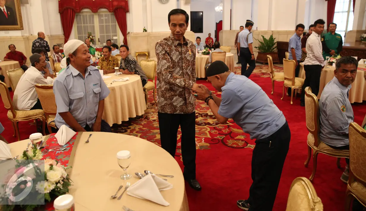 Presiden Joko Widodo bersalaman dengan supir taksi saat acara makan siang di Istana Negara, Jakarta, Selasa (1/9/2015). Setidaknya ada 100 para pekerja di sektor transportasi yang diundang dalam jamuan tersebut. (Liputan6.com/Faizal Fanani)