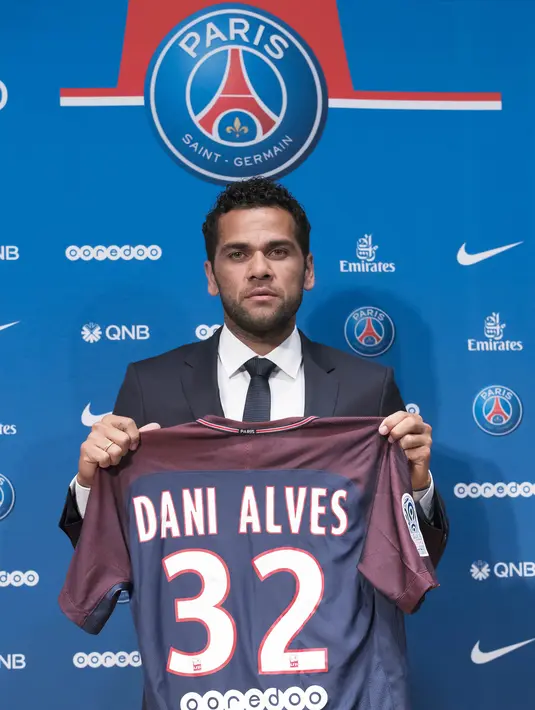 Mantan bek Juventus, Dani Alves, memegang jersey nomor 32 saat perkenalan dirinya sebagai pemain baru PSG di Stadion Parc des Princes, Paris, Rabu (12/7/2017). (EPA/Ian Langsdon)
