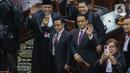 Calon presiden dan calon wakil presiden nomor urut 1 Anies Baswedan (kanan) dan Muhaimin Iskandar (kiri) melambaikan tangannya usai mengikuti jalannya sidang putusan perselisihan hasil Pilpres 2024 di Gedung Mahkamah Konstitusi, Jakarta, Senin (22/4/2024). (Liputan6.com/Angga Yuniar)