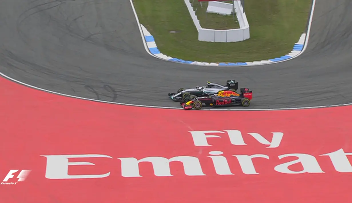 Pebalap Mercedes, Nico Rosberg, terlibat insiden dengan pebalap Red Bull, Max Verstappen, saat memasuki salah satu tikungan dalam balapan F1 GP Jerman di Sirkuit Hockenheim, (31/7/2016). (Bola.com/Twitter/F1)
