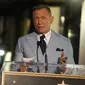 Daniel Craig menyampaikan sambutan saat mendapat anugerah bintang Hollywood Walk of Fame pada upacara penghargaan di Los Angeles, Rabu (6/10/2021). Nama Daniel Craig di Hollywood Walk of Fame diletakkan di samping aktor Roger Moore, pemeran James Bond terdahulu. (AP Photo/Chris Pizzello)