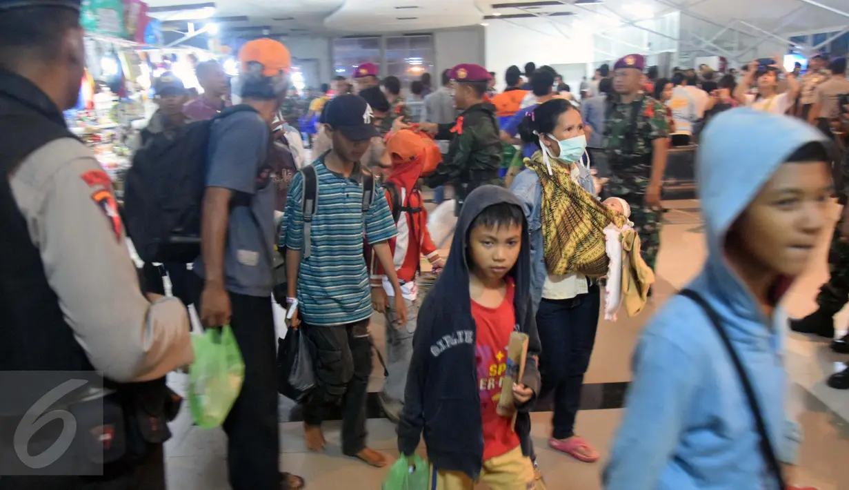 Mantan anggota Gafatar tiba di Pelabuhan Tanjung Emas, Semarang, Rabu (26/1/2016). Rombongan kedua yang dibawa dari Kalimantan Barat ini sebanyak 1281 orang dengan menggunakan KM Dharma Ferry 2. (Foto:Gholib) 