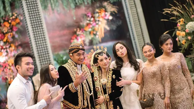 6 Potret Penampilan Amel Carla di Pernikahan Kakak, Tampil Anggun