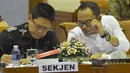 Menteri Tenaga Kerja Hanif Dhakiri (kanan) bersama Sekjen Kemenakertrans, Abdul Wahab Bangkona (kiri) mengikuti raker  dengan Komisi IX di Kompleks Parlemen, Jakarta, Selasa (3/2/2015). (Liputan6.com/Andrian M Tunay)