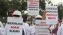 Sejumlah massa yang menamakan diri dari Pergerakan Dokter Muda Indonesia membentangkan spanduk saat melakukan aksi di depan Istana Negara, Jakarta, Kamis (19/7). (Liputan6.com/Johan Tallo)