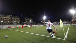 Pemain Inggris James Ward-Prowse melakukan tendangan sudut saat melawan Andorra pada pertandingan kualifikasi Grup I Piala Dunia 2022 di National Stadium, Andorra la Vella, 9 Oktober 2021. Inggris menang 5-0. (AP Photo/Joan Monfort)