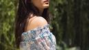 Mawar Eva tampil mempesona dengan atasan off shoulder bermotif tanaman. Tak ketinggalan background tanaman hijau andalan aktris kelahiran 2001 tersebut. (Instagram/@mawar_eva)