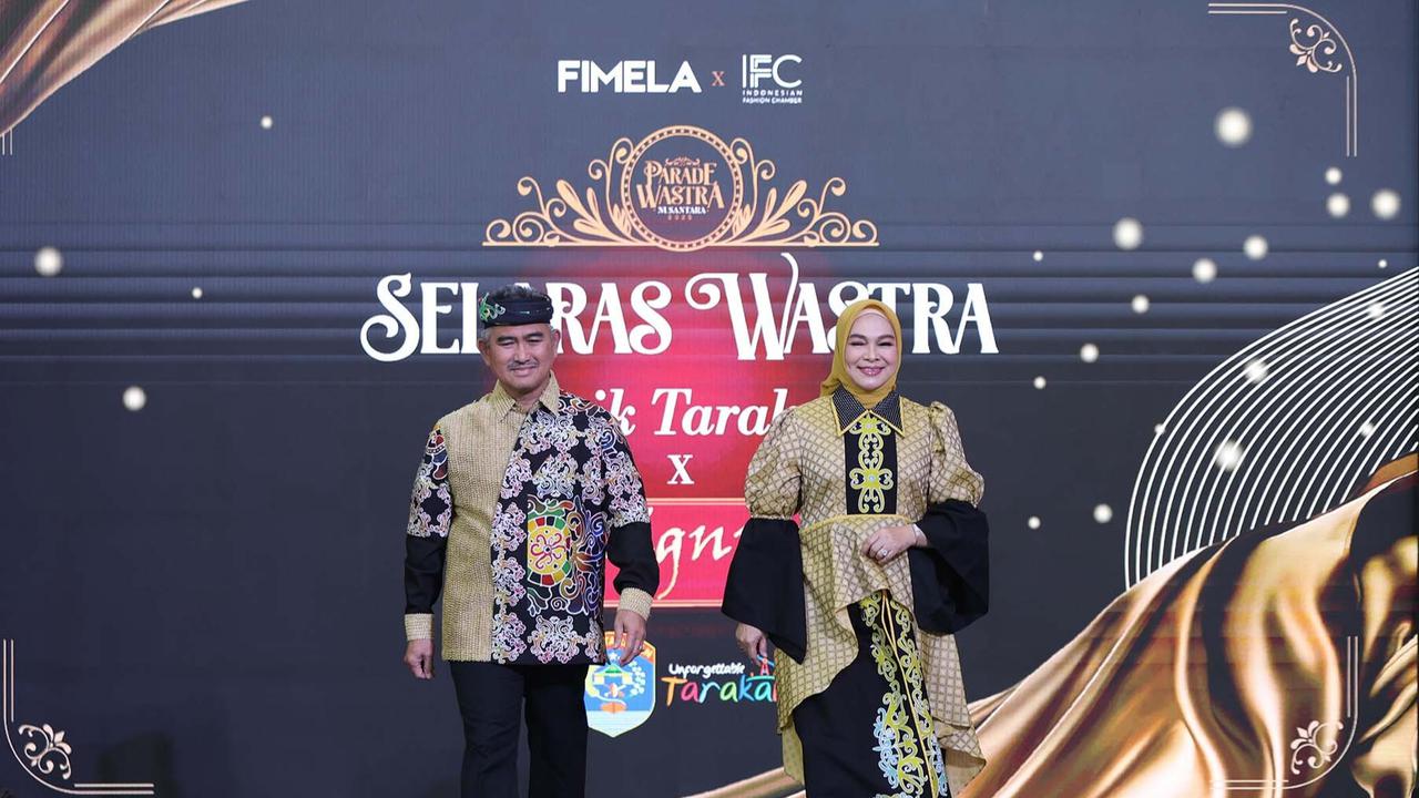 FOTO: Wali Kota Tarakan & Istri Tampil Elegan  dengan Batik Khas Tarakan di Parade Wastra Nusantara 2025