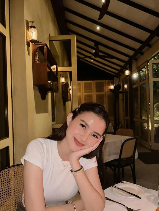 Sarah Menzel memiliki paras yang ayu dengan kulit putihnya. Lihat di sini potret menawan Sarah menikmati waktu luangnya, dengan kaus putih polos. [Foto: Instagram/ssarah_menzel]