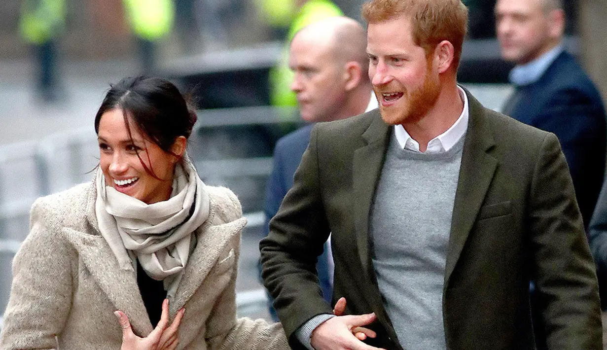 Ini saat Meghan Markle dan Pangeran Harry tersenyum sembari bergandeng tangan. (Rex/Shutterstock/HollywoodLife)