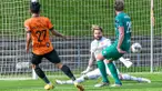 Pemain KMSK Deinze, Marselino Ferdinan (kiri) mencetak gol ketiga timnya saat laga lanjutan Divisi 2 Belgia 2022/2023 melawan Virton di Stadion Burgemeester Van De Wiele, Sabtu (22/04/2023) malam WIB. Melalui gol perdana Marselino, KMSK Deinze berhasil menang dengan skor 3-1. (Twitter/@KMSKDeinze)
