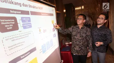 Dirut Mandiri Manajemen Investasi (MMI), Alvin Pattisahusiwa (kiri) dan Executive Vice Director Head of Alternative Investment & Product Division MMI, Nugroho Prasetyo (kiri) memberikan paparan di Jakarta, Kamis (18/10). (Liputan6.com/HO/Wawan)