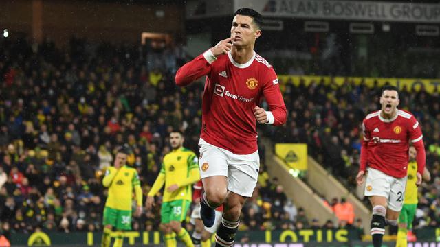 <span>Striker Manchester United Cristiano Ronaldo merayakan golnya ke gawang Norwich City pada pertandingan Liga Inggris di Stadion Carrow Road, Norwich, Minggu (12/12/2021) dini hari WIB. (Daniel LEAL / AFP)</span>