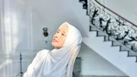 Laudya Cynthia Bella berhijab putih (Instagram/laudyacynthiabella)