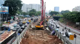 Alat berat yang digunakan untuk pengerjaan long span proyek Light Rail Transit (LRT) di depan BNN, Cawang, Jakarta, Selasa (23/5). Pengerjaan LRT Cawang-Dukuh Atas mulai memasuki tahap pengerjaan Long Span pada minggu ini. (Liputan6.com/Yoppy Renato)