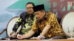 Wakil Ketua DPR dari Fraksi Gerindra Fadli Zon menyaksikan Ketua Fraksi PKS DPR Jazuli Juwaini menandatangani daftar pengusul Pansus Hak Angket Tenaga Kerja Asing saat konferensi pers, Jakarta, Senin (30/4). (Liputan6.com/Johan Tallo)