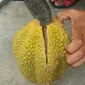 Membeli durian seharga Rp 15 ribu, pria ini justru alami pengalaman lucu. (Doc: Facebook/Tomy Aee Wezz)