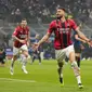 Striker AC Milan, Olivier Giroud, merayakan golnya ke gawang Inter Milan dalam lanjutan Liga Italia 2021/2022, Minggu (6/2/2022) dini hari WIB. (AP Photo/Antonio Calanni)