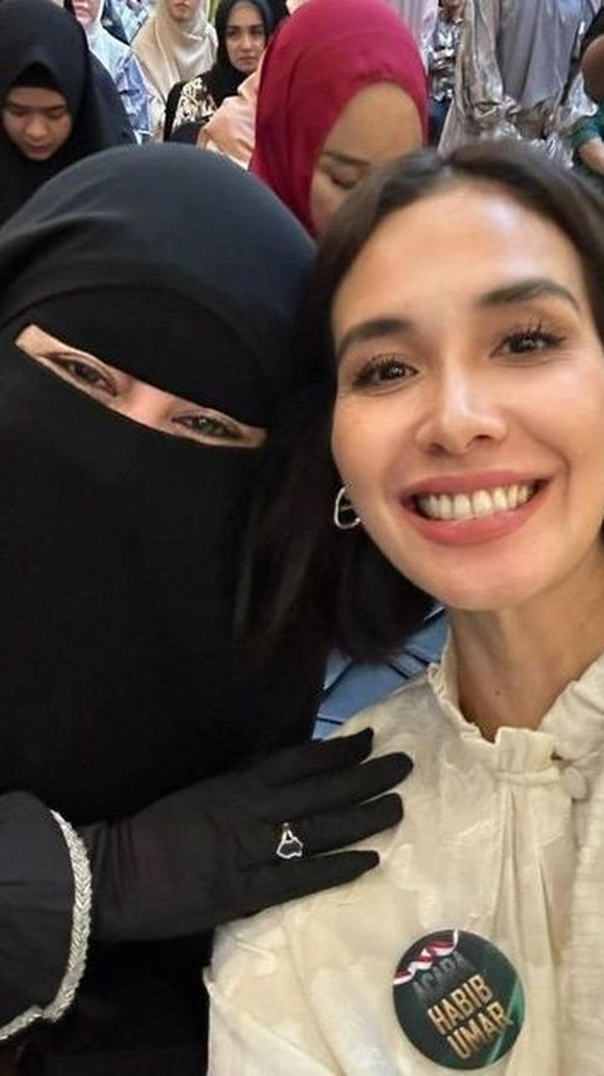 Artis tanah air yang paling menuai atensi saat kajian Habib Umar berlangsung adalah Marsha Timothy. Berbeda dengan yang lain, Marsha datang tanpa mengenakan hijab atau penutup kepala.